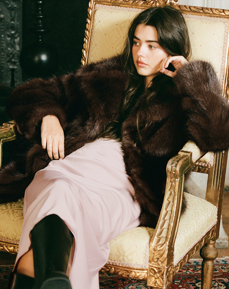 Luna Ruffle ダークブラウン ファーショール Consider the Azalea Wang Regina Tan Faux Fur Oversize Collar