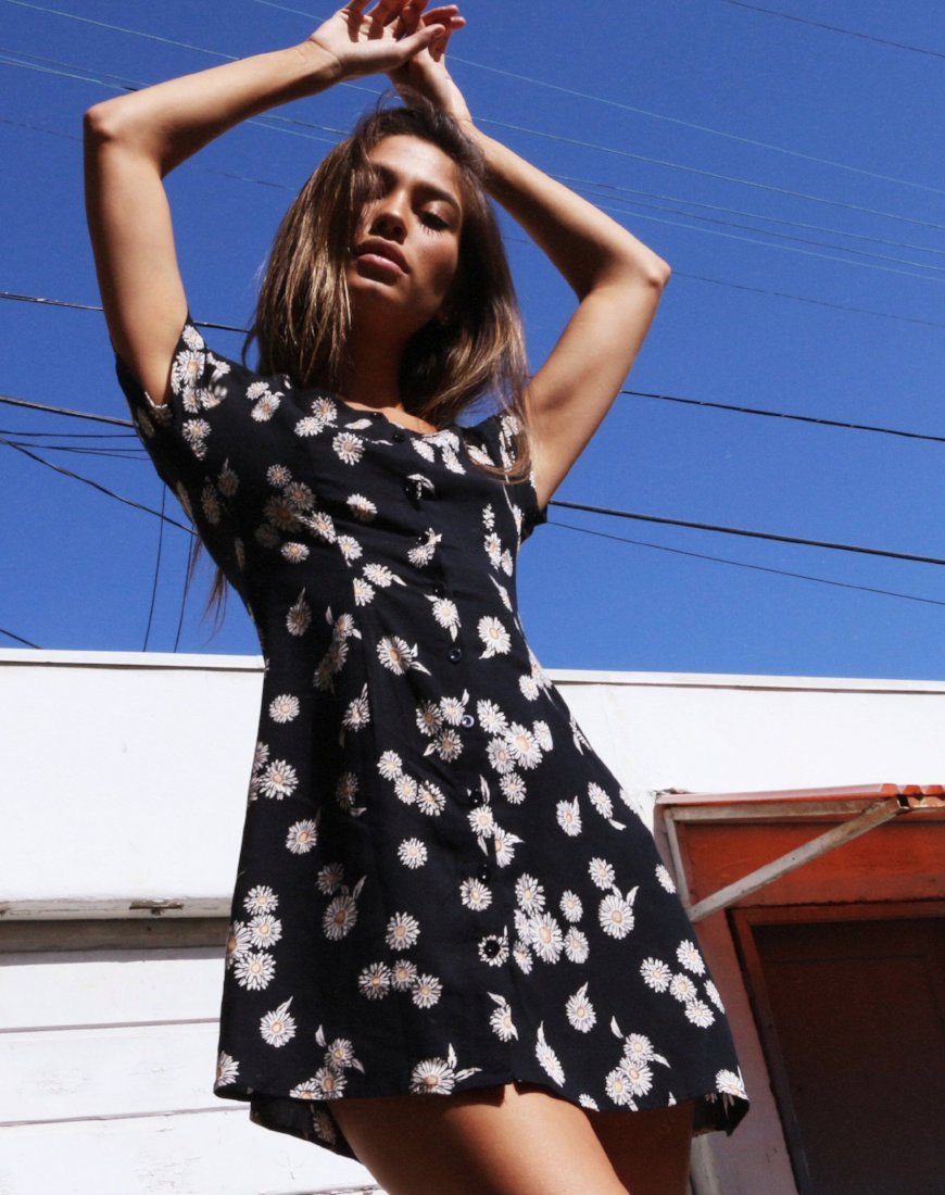 black and white daisy dress Glamorous Curve V-neck tie waist dress in black/white daisy