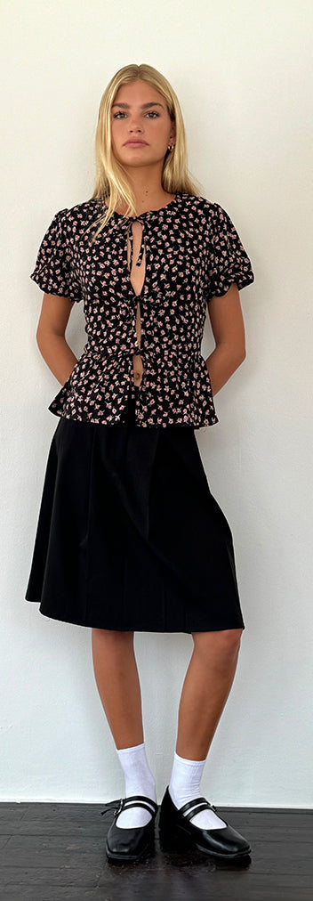 Bluesa Cami Top in Ditsy Rose Schwarz main image 1