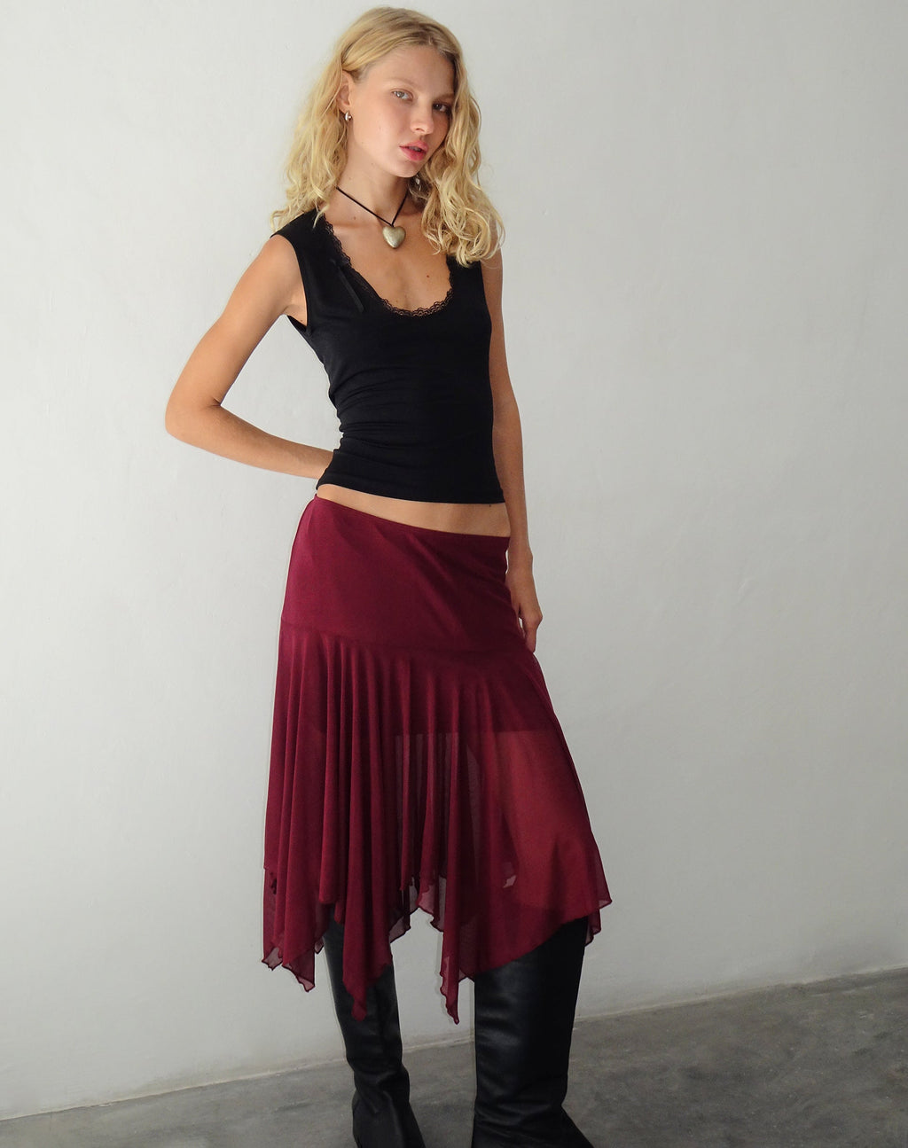 Jovali Low Waist Midi Skirt in Mesh Maroon