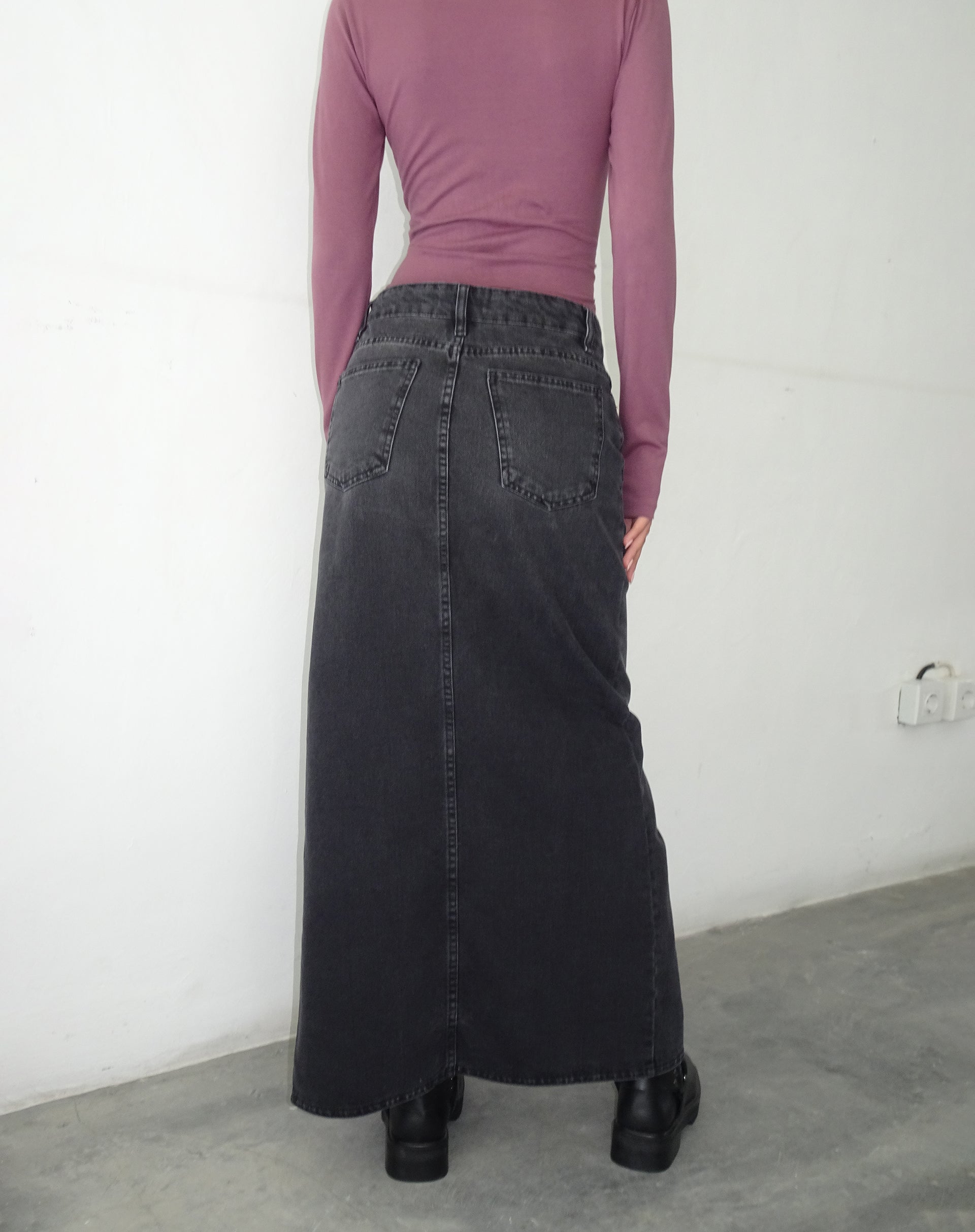 Low Rise Denim Maxi Skirt in Vintage Black
