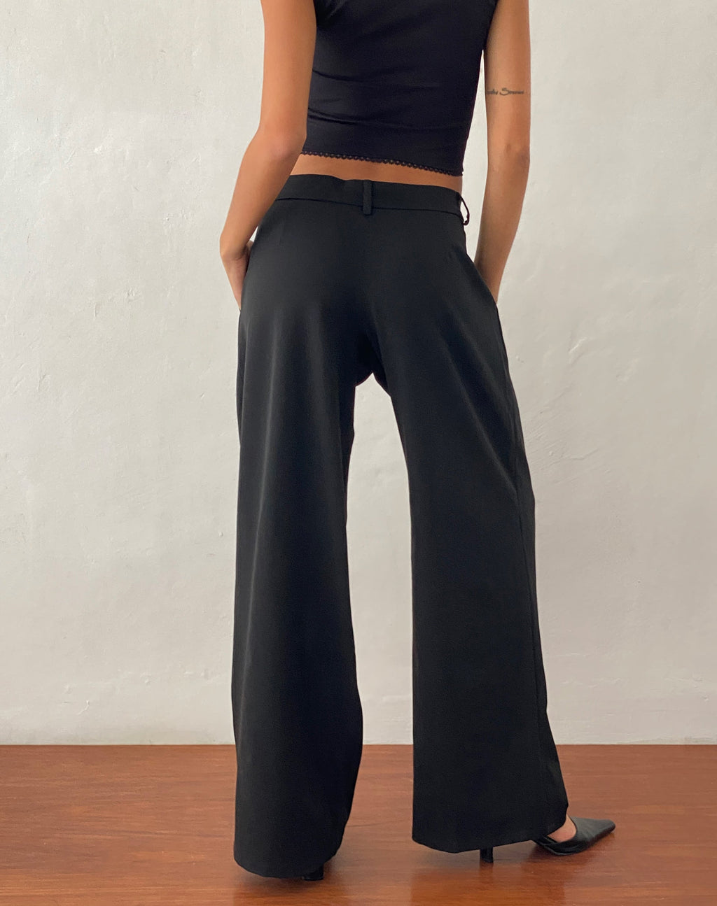 Nailaka Low Rise Wide Leg Tailored Trouser in Black