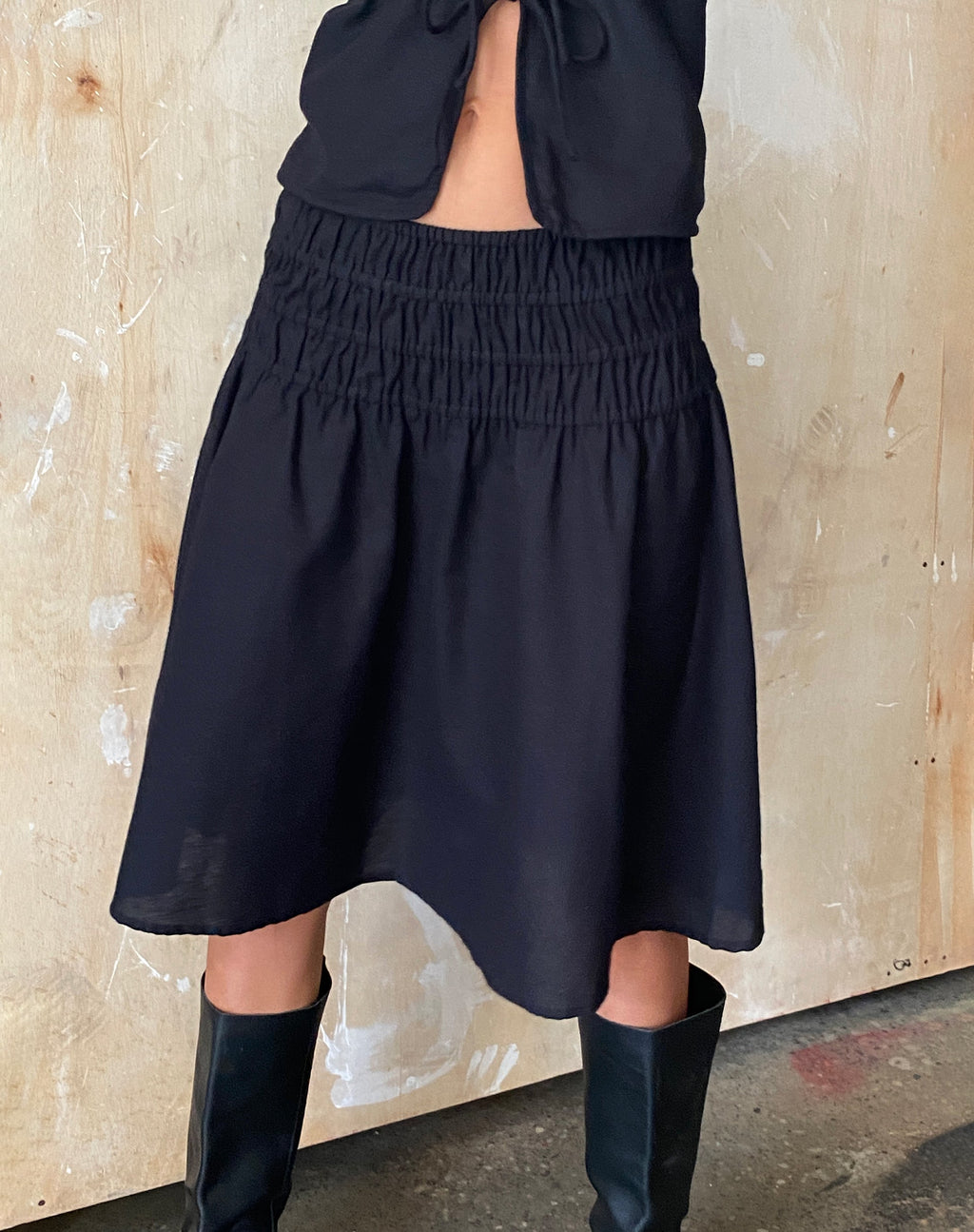 MOTEL X JACQUIE Neleta Shirred Waist Midi Skirt in Black