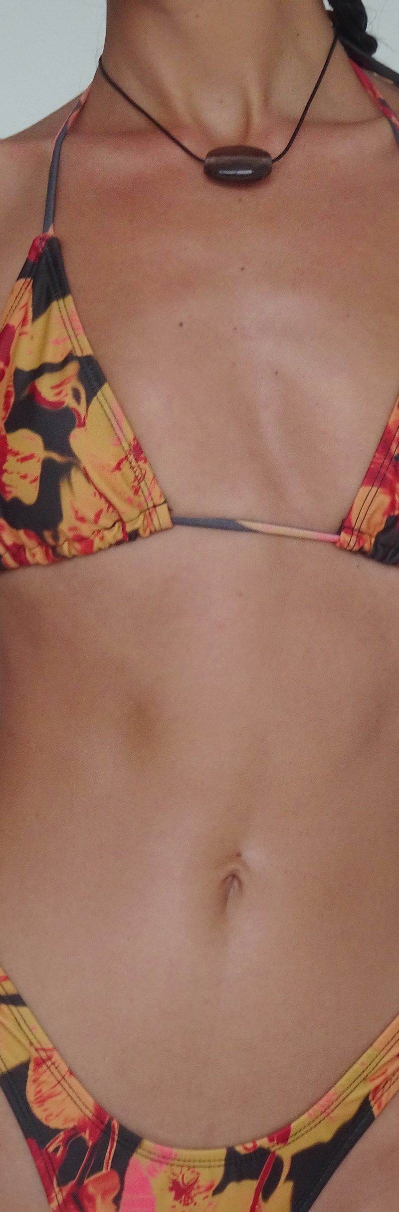 Top de bikini Pami en hibisco paisley morado oscuro