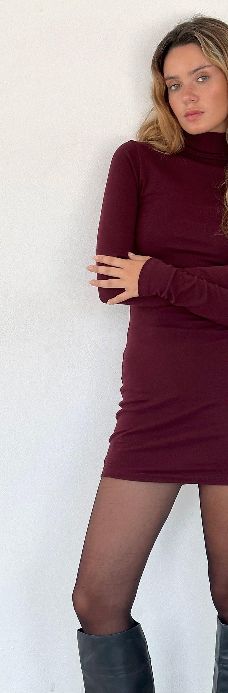 Yrion Bodycon-Minikleid mit Rollkragen in Burgunderrot main image 1