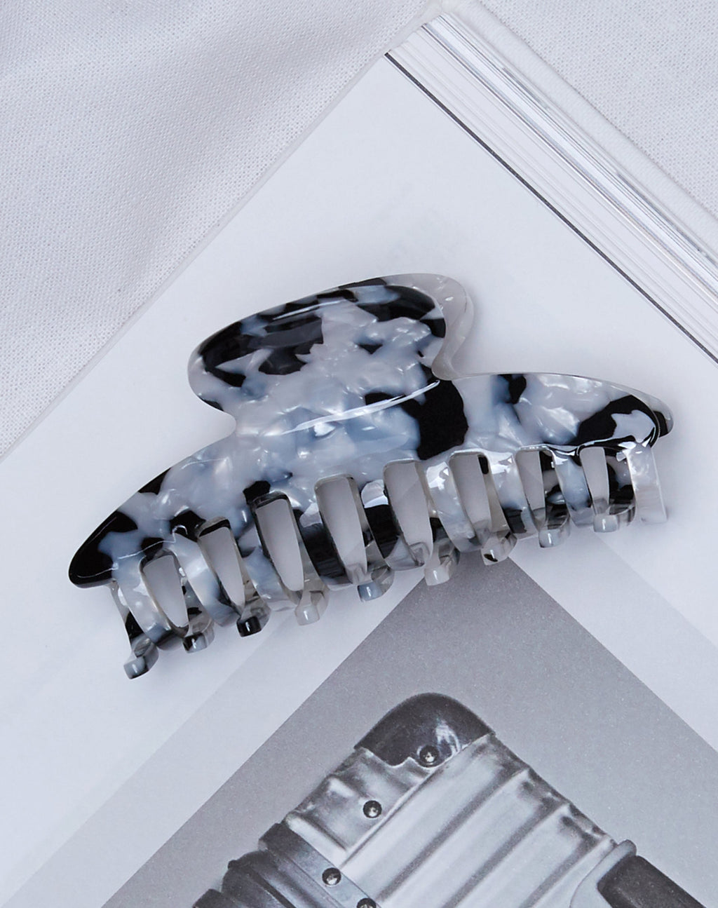 Chiye Hair Claw in Black and White
